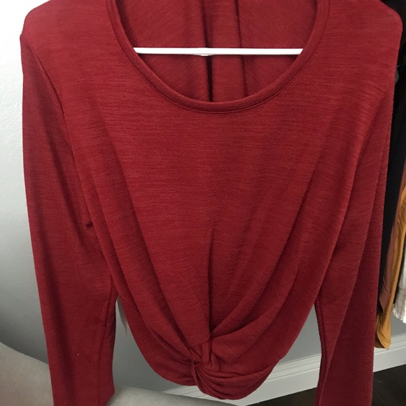 Crop Red long sleeve with a twist in the front. - Picture 1 of 2